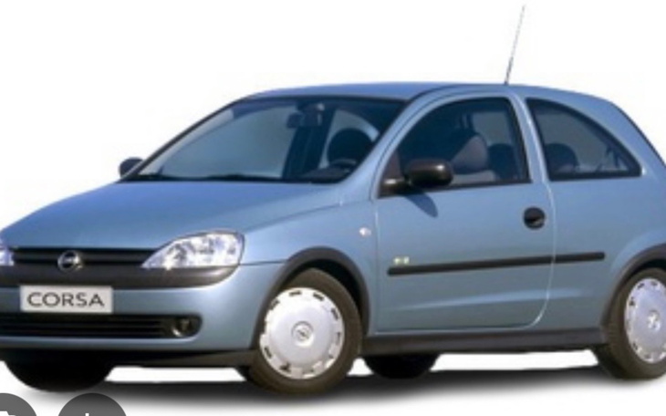 Samochód osobowy w kolorze niebieskim, model Corsa.