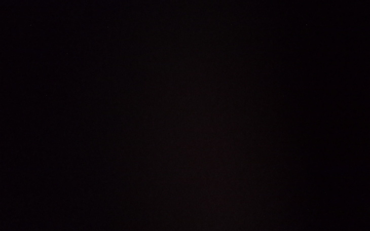 Ciemny obraz, prawdopodobnie przedstawiający nocne niebo.