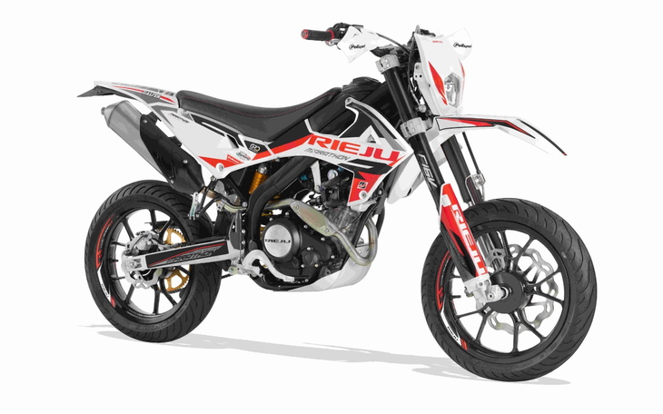 Motocykl sportowy w kolorze białym i czerwonym, na białym tle.