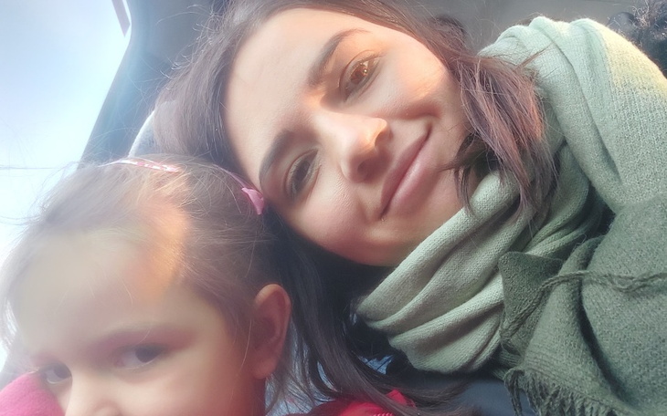 Zdjęcie kobiety z dzieckiem w samochodzie.