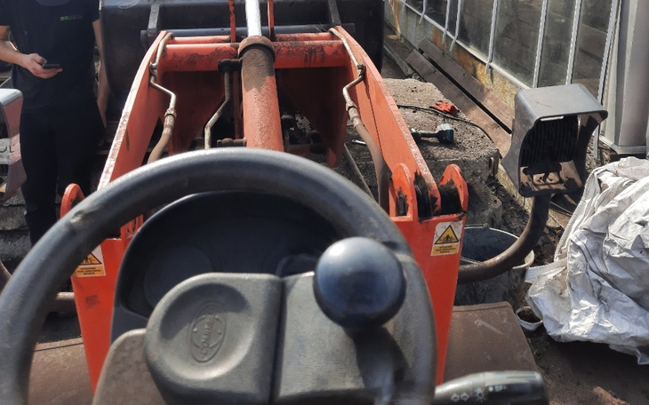 Widok z kabiny maszyny budowlanej na placu budowy.