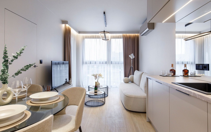 Nowoczesne wnętrze mieszkania z jasnym wystrojem i dużymi oknami.