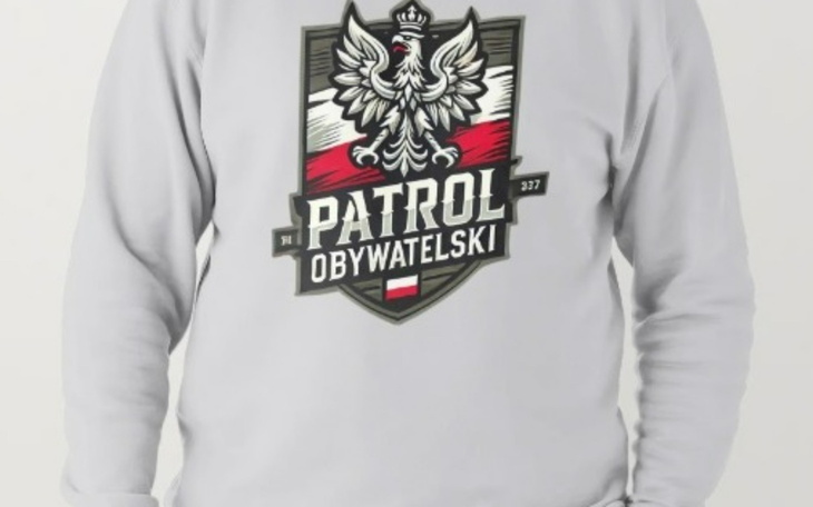 Koszulka z logo Patrolu Obywatelskiego w polskich barwach.