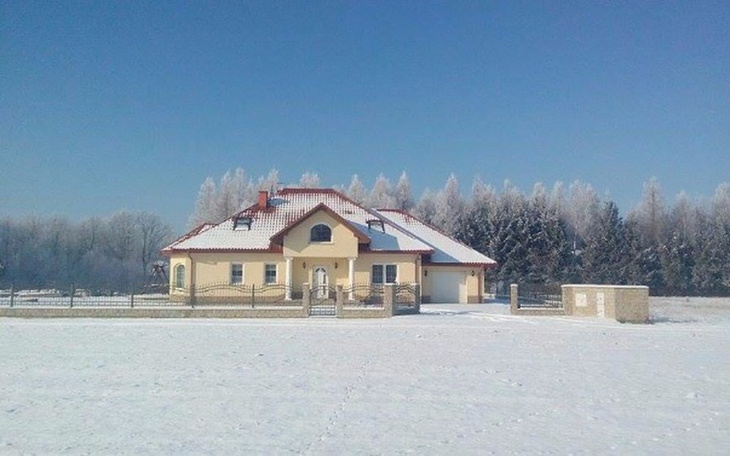 Nowoczesny dom na tle zimowego krajobrazu.