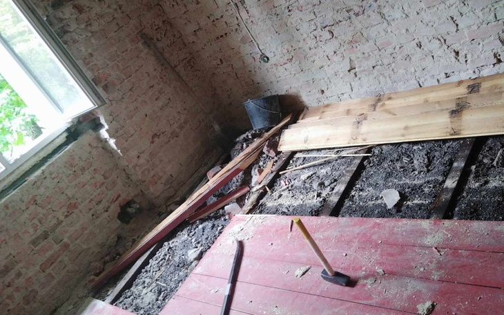 Zniszczona podłoga w pomieszczeniu w trakcie remontu.