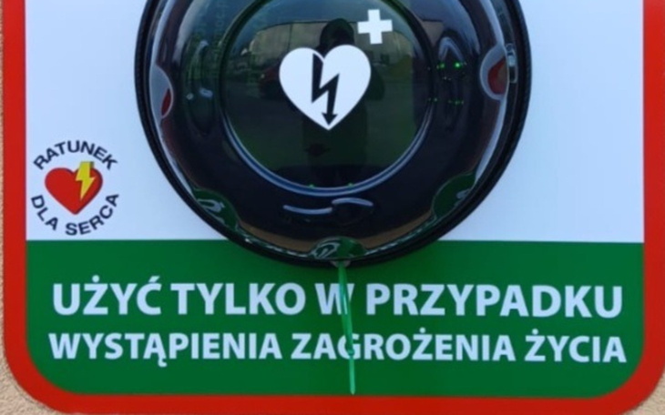 Defibrylator z instrukcją użycia w nagłych wypadkach.