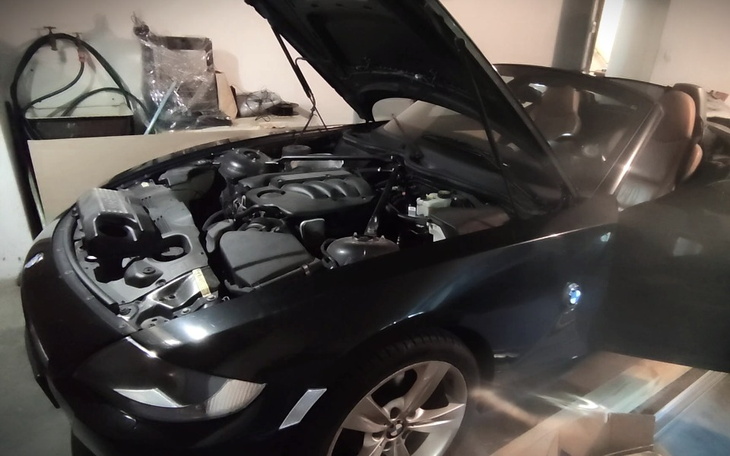 Otwarty silnik samochodu w garażu.