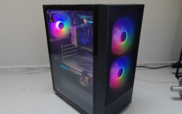 Nowoczesna obudowa komputera z podświetleniem RGB.