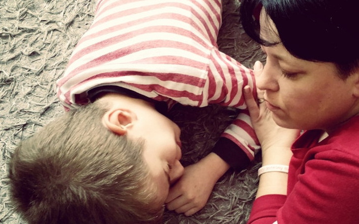 Matka z dzieckiem, spędzają czas razem w czułej chwili.