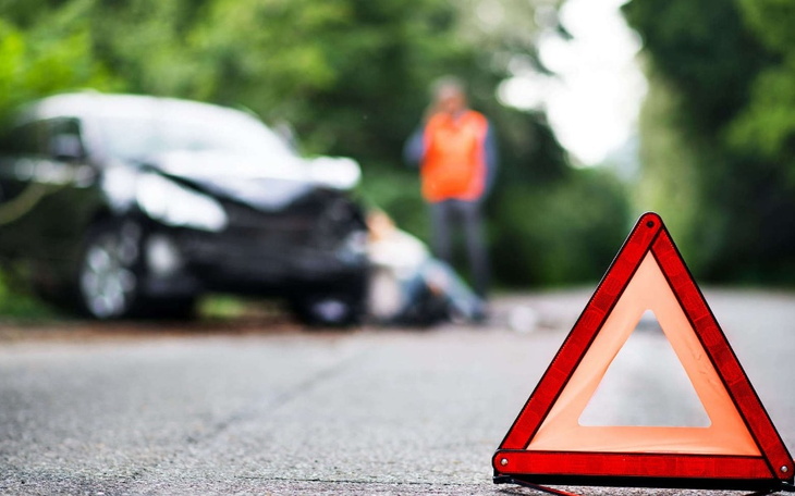 Wypadek drogowy, trójkąt ostrzegawczy na drodze.