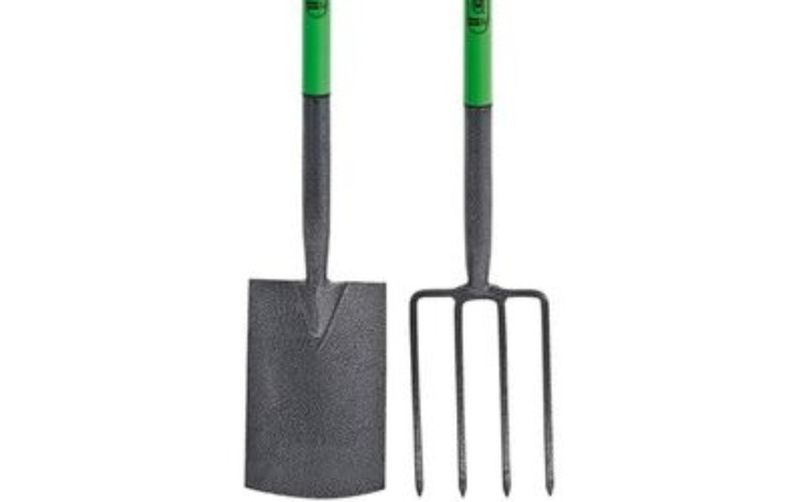 Narzędzia ogrodnicze: łopata i widły, gotowe do pracy w ogrodzie.