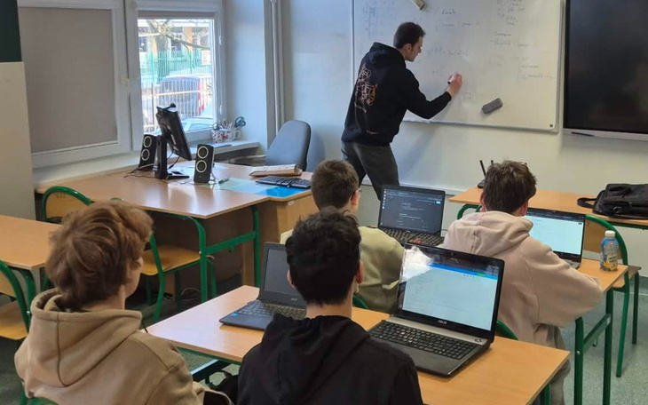 Nauczyciel prowadzący lekcję w klasie.
