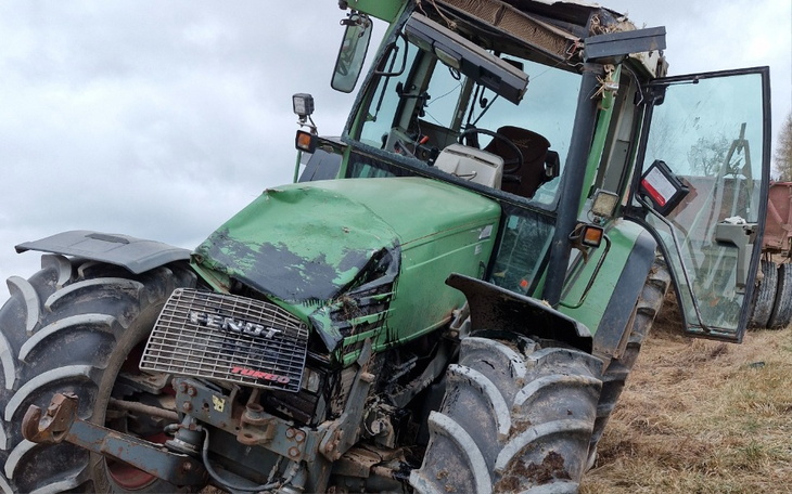 Uszkodzony traktor na stoku, z widocznymi zniszczeniami.