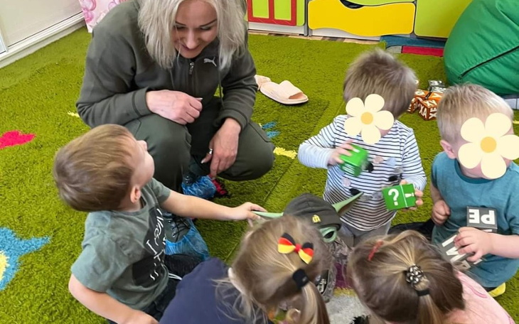 Zabawny clown w kolorowej koszulce, z uśmiechem na twarzy.