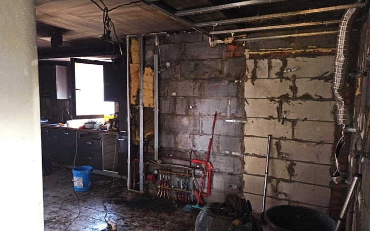 Pusty, zniszczony pokój, w trakcie remontu.