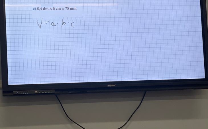Tablica z równaniem matematycznym na lekcji.