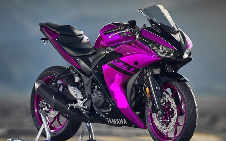 Motocykl Yamaha w intensywnym różowym kolorze, gotowy do jazdy.