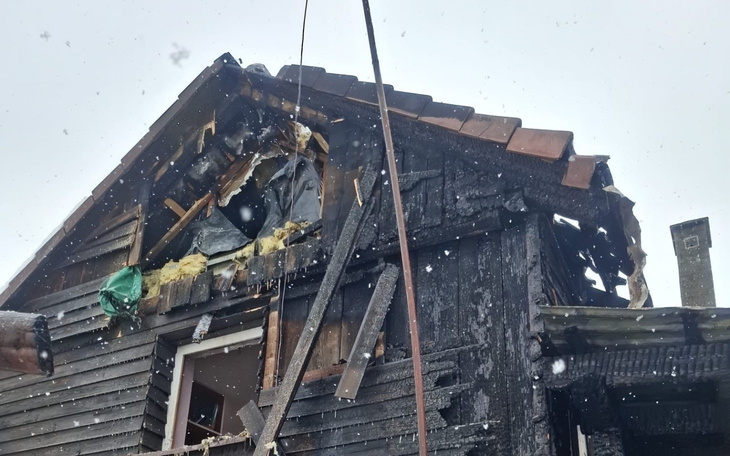 Zniszczony dach budynku, z widocznymi uszkodzeniami.
