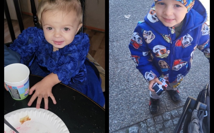 Dzieci w kolorowych ubraniach, jedno przy stole, drugie na zewnątrz.