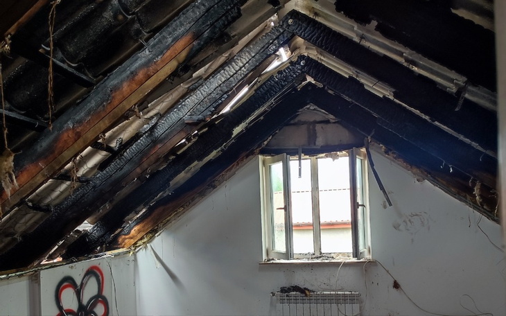 Zniszczony dach w budynku po pożarze.