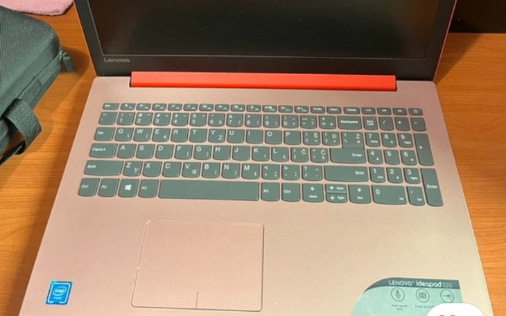 Laptop Lenovo na biurku, gotowy do pracy.