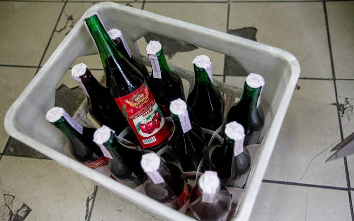 Kosz z butelkami soku owocowego w sklepie.