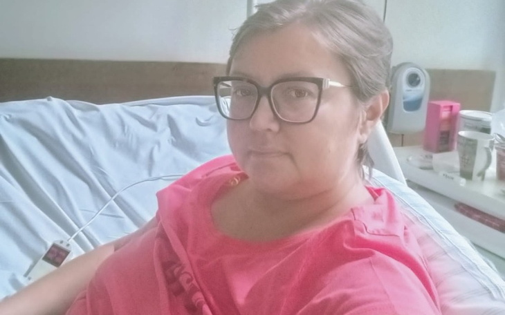 Kobieta w szpitalu, spoglądająca w obiektyw.