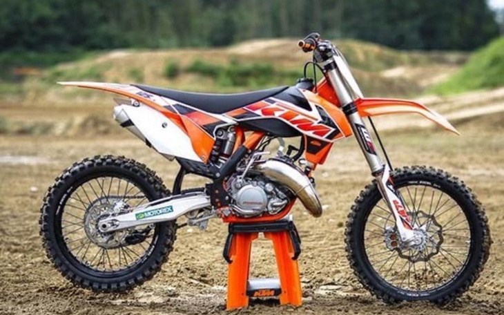 Motocykl terenowy KTM na piaskowej nawierzchni.
