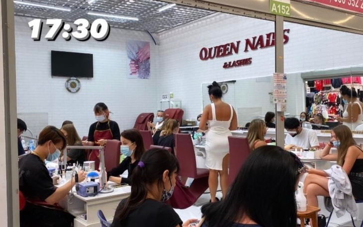 Salon manicure z klientkami w trakcie zabiegu.