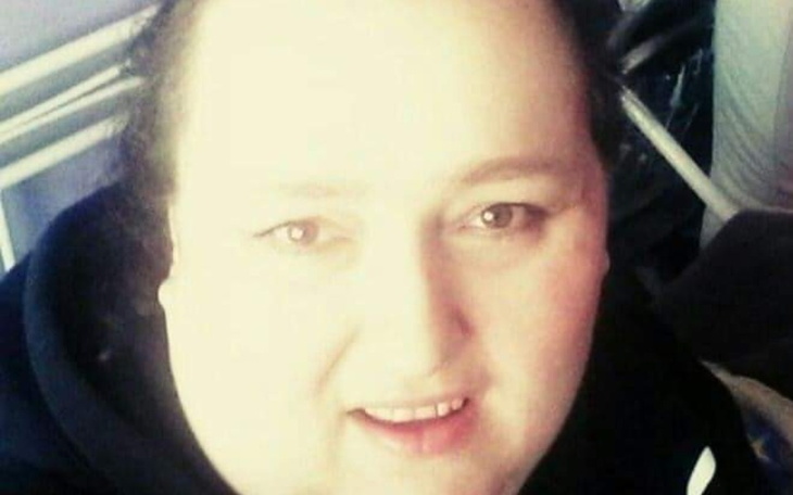 Portret uśmiechniętej kobiety w bluzie.