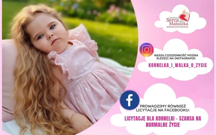 Mała dziewczynka w różowej sukience, z uśmiechem na twarzy.