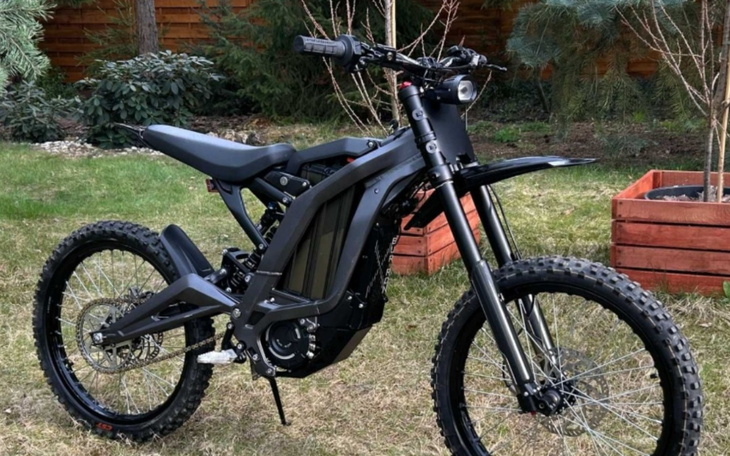 Nowoczesny rower elektryczny, idealny do jazdy w terenie.