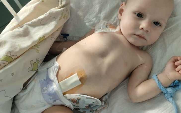 Małe dziecko leżące w szpitalnym łóżku.