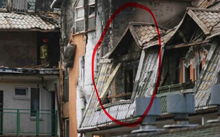 Zniszczony budynek po pożarze, widoczne uszkodzenia dachu.