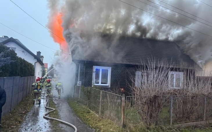 Strażacy gaszący pożar w domu.