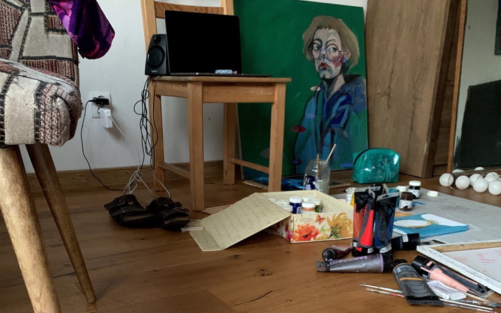 Artystyczne wnętrze z przyborami do malowania i portretem.