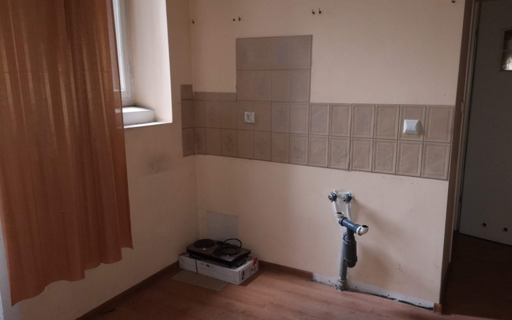 Pusty pokój z widoczną instalacją.