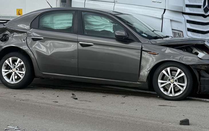 Uszkodzony samochód po wypadku na drodze.