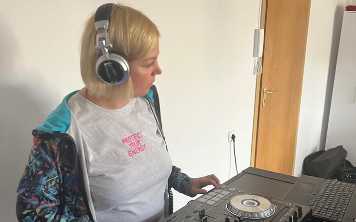 Kobieta DJ pracująca przy sprzęcie muzycznym.