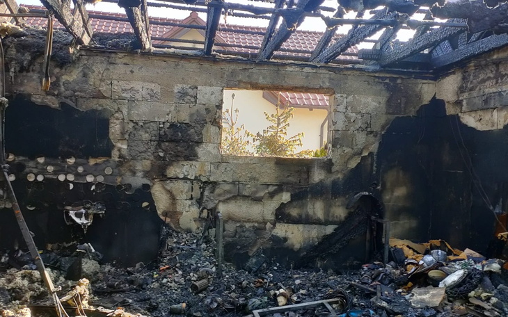 Zniszczony budynek po pożarze, z widocznymi śladami spalenizny.