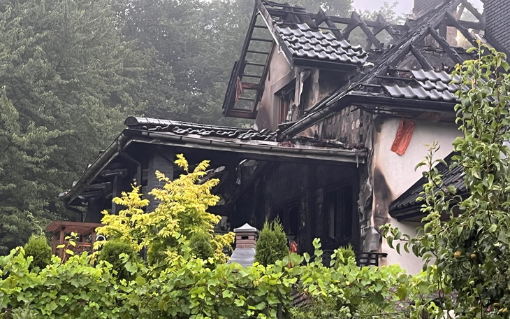 Zniszczony dom po pożarze, z widocznymi uszkodzeniami.