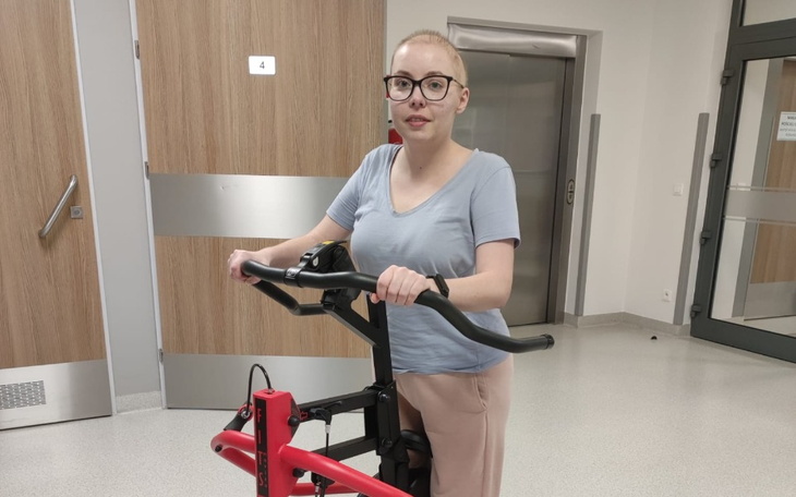 Kobieta korzystająca z urządzenia rehabilitacyjnego w szpitalu.