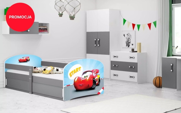 Pokój dziecięcy z łóżkiem w stylu samochodu wyścigowego.