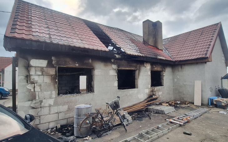 Zniszczony dom po pożarze, smutny widok.