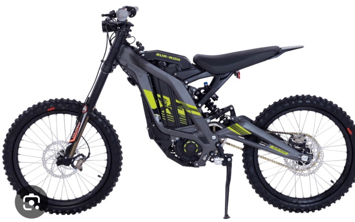 Nowoczesny rower elektryczny w kolorze szarym i zielonym.