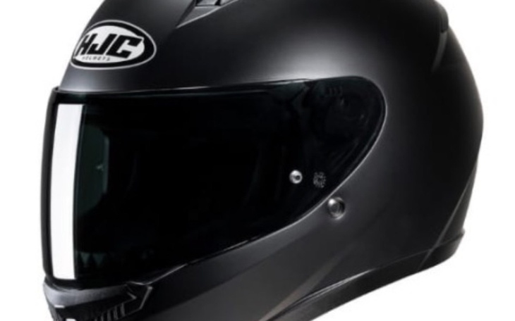 Czarny kask motocyklowy, niezbędny dla bezpieczeństwa na drodze.