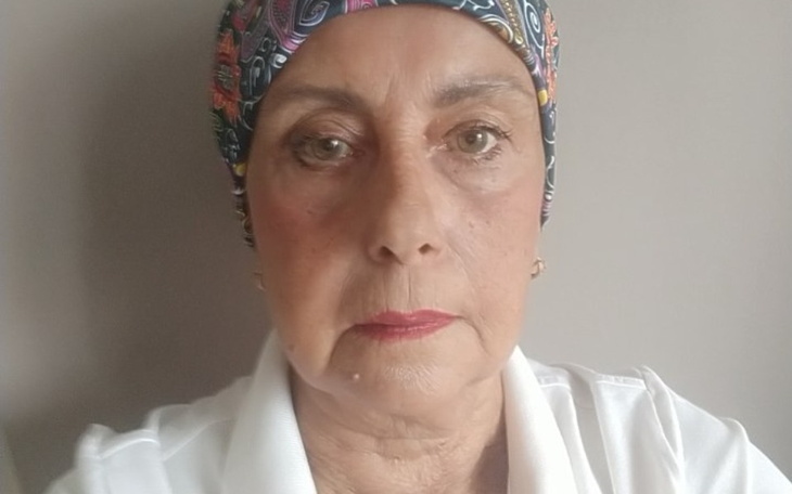 Kobieta w chustce, patrząca w obiektyw.