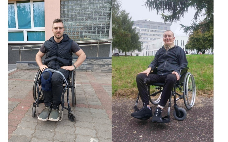 Mężczyzna na wózku inwalidzkim, uśmiechający się na tle budynku.