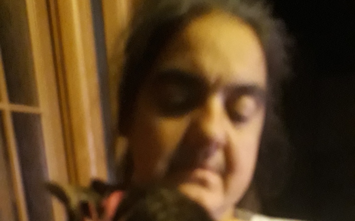 Osoba z psem, wyraz twarzy pełen emocji.