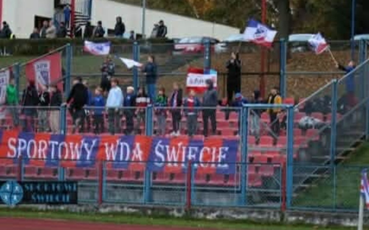 Ludzie na trybunach, kibicują drużynie sportowej.